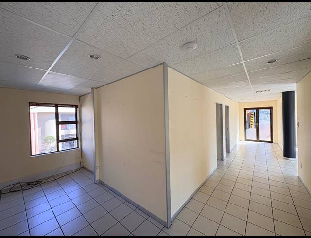 101M² OFFICE TO LET IN FOURWAYS